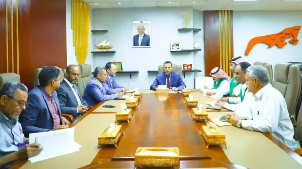 رفع صورة العليمي لأول مرة.. محافظ عدن يبحث مع وفد سعودي تنفيذ مشروع الطريق البحري وحلولاً لجسر البريقة